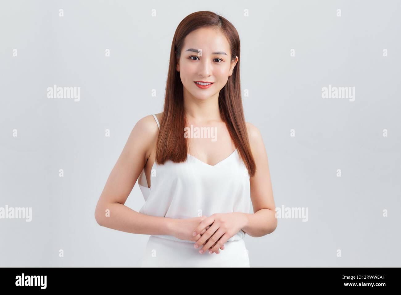 Junge asiatische Frau posiert auf weißem Hintergrund Stockfoto
