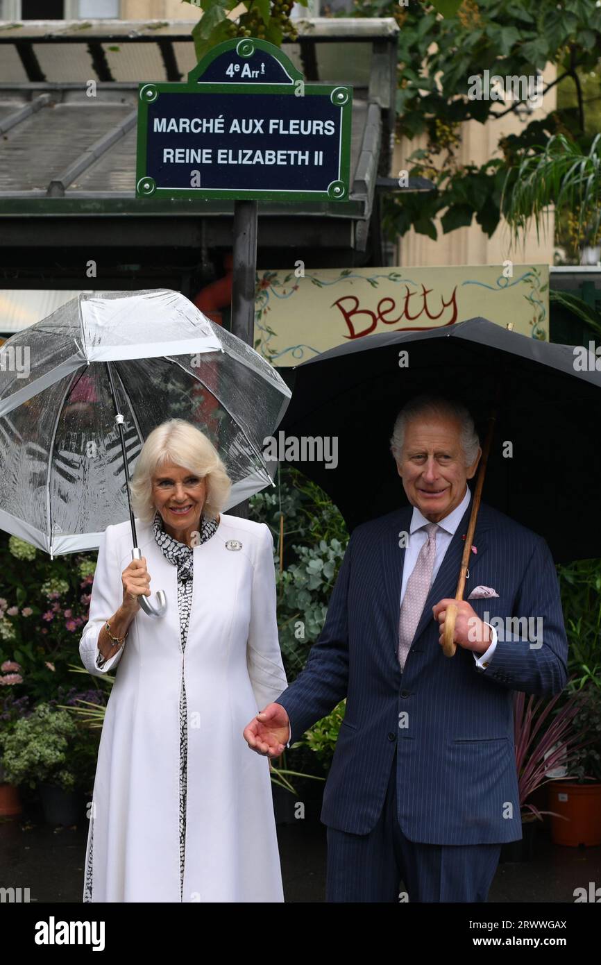 König Karl III. Und Königin Camilla während eines Besuchs auf einem Blumenmarkt in Paris, am zweiten Tag des Staatsbesuchs in Frankreich. Bilddatum: Donnerstag, 21. September 2023. Stockfoto