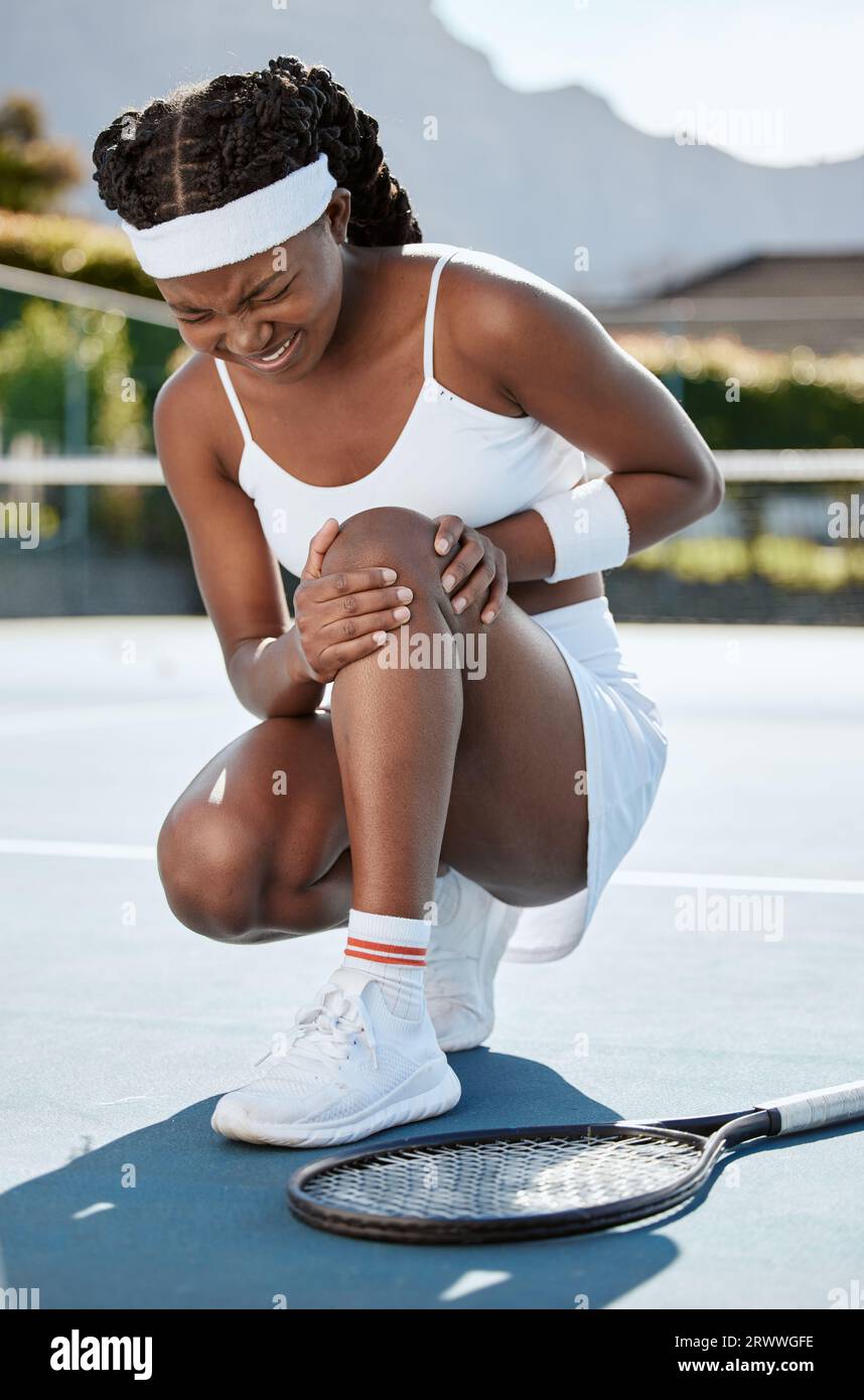 Sport, Tennis und schwarze Frau mit Knieverletzung, medizinischer Krise oder erste-Hilfe-Problem, Fehler oder gebrochenes Bein, Gelenkschmerzen oder Risiko. Verletzt afrikanischen Spieler Stockfoto