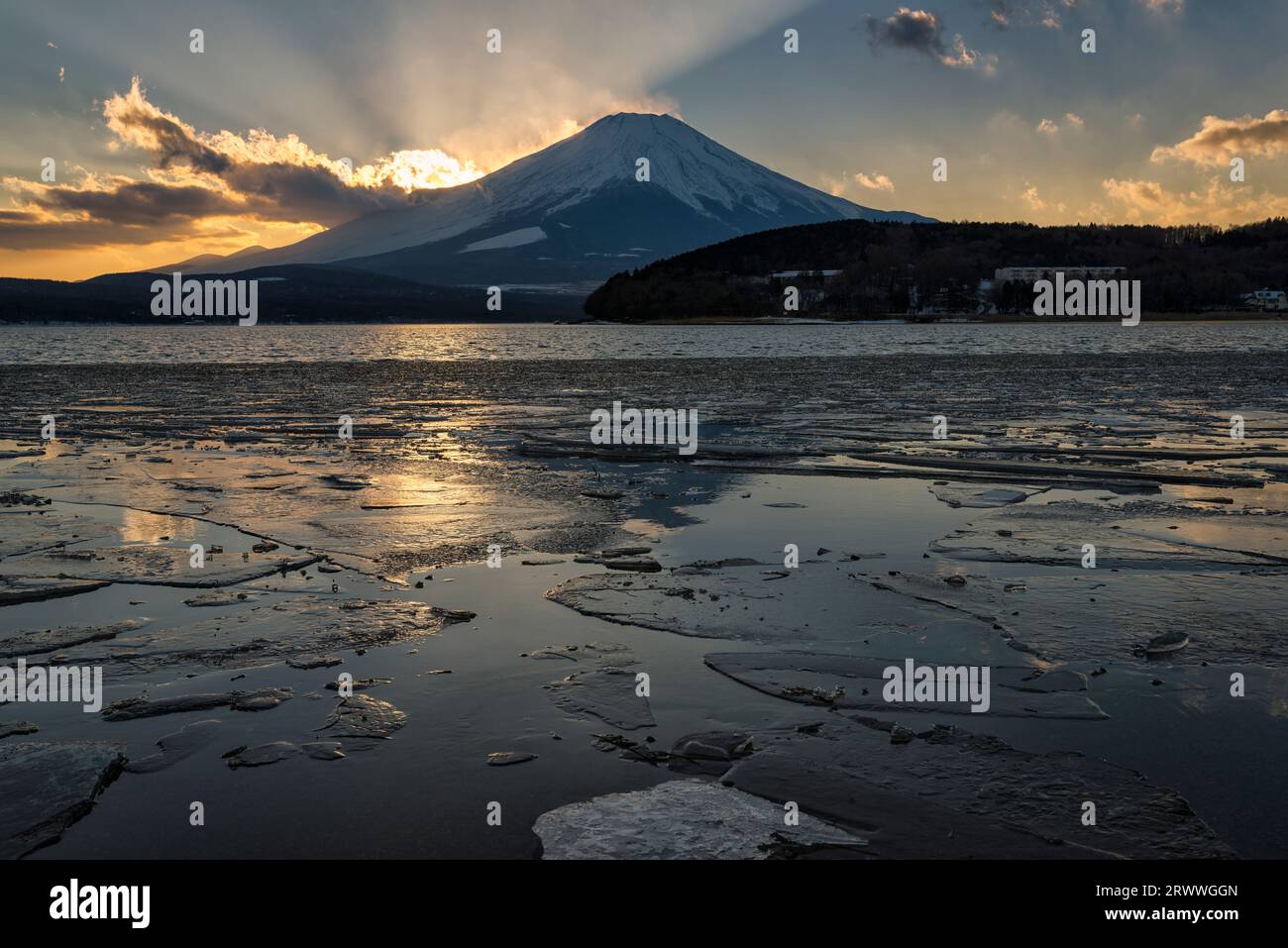 Fuji im Winter und gefrorener Yamanaka-See vom Seeufer Stockfoto