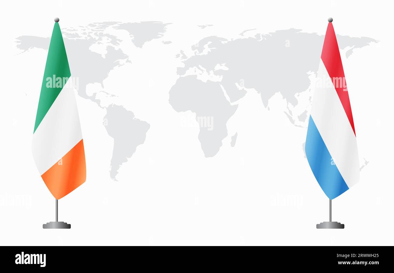 Irland und Luxemburg Flaggen für offizielles Treffen vor dem Hintergrund der Weltkarte. Stock Vektor