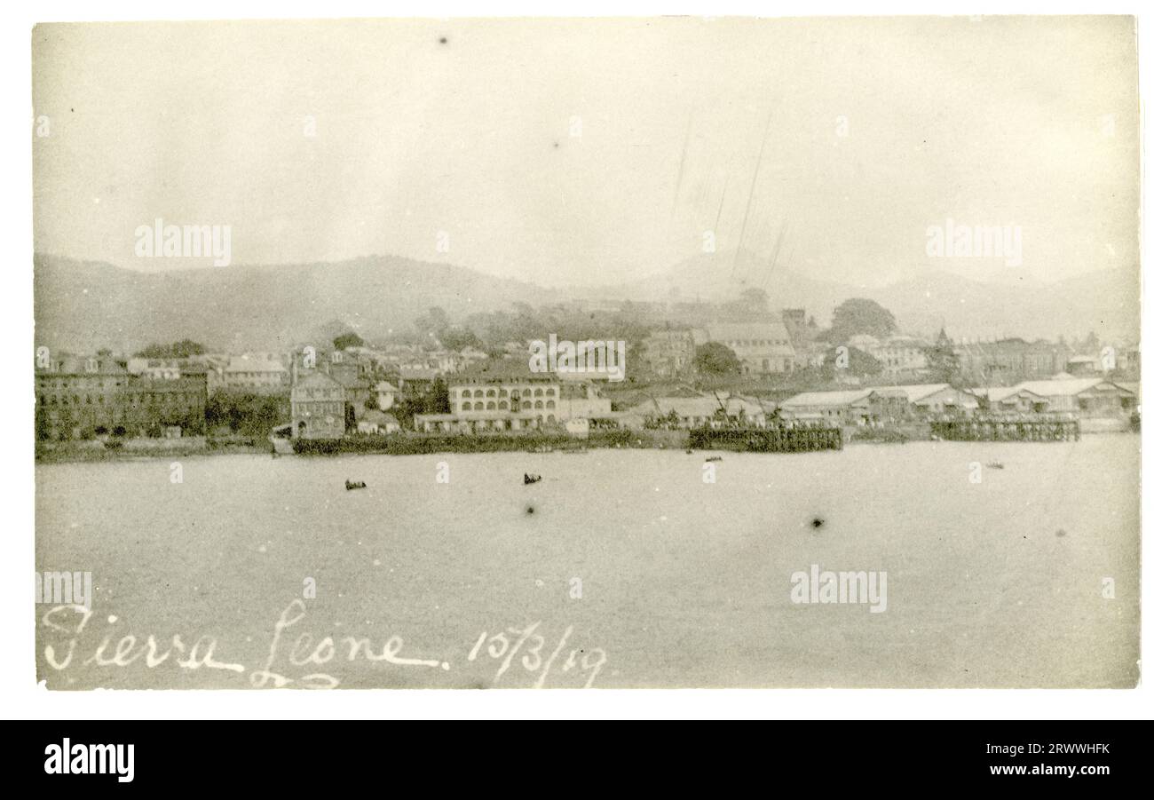 Blick von Bord des Schiffes auf die Küste und den Hafen von Freetown, Sierra Leone, mit Hafengebäuden und den dahinter aufragenden Hügeln. Im Negativen: Sierra Leone. 15/3/19. Stockfoto