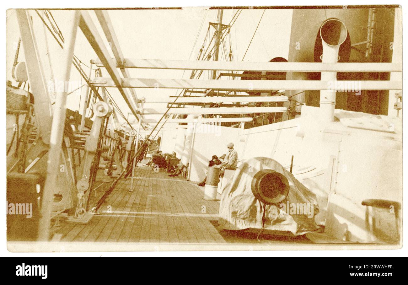 Blick auf das untere Deck eines großen Seeschiffers, der Passagiere inmitten der Stahlkonstruktionen und der Basis der Rauchstapel zeigt. Stockfoto