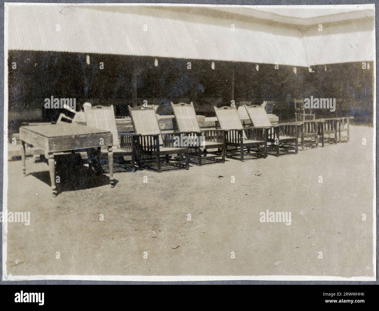 Fertige Stühle mit Rohrrücken, hergestellt von den Auszubildenden der Nairobi Public Works Department. Stockfoto