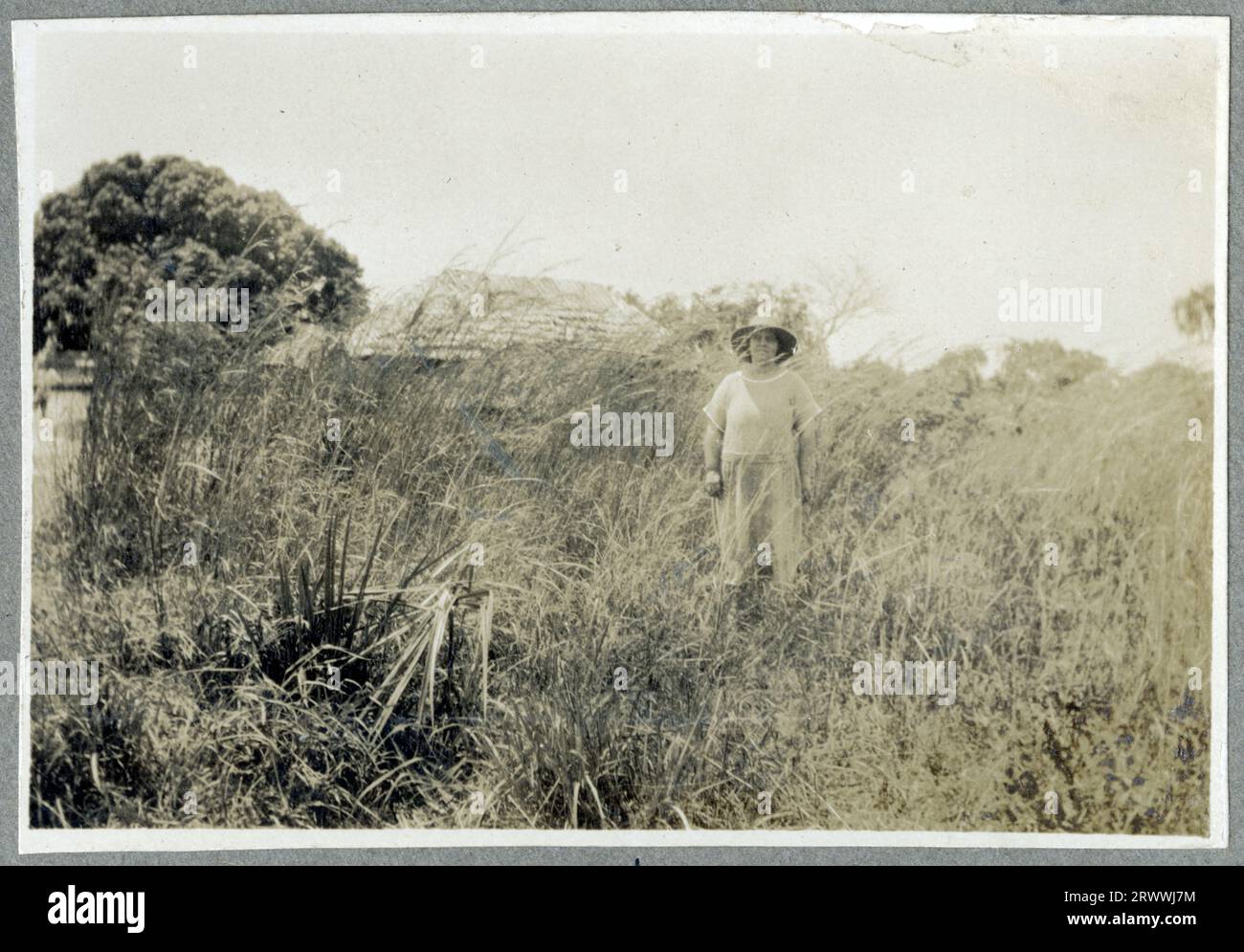 Blick auf die Fassade der Coast Technical School. Mehrere Personen, darunter drei Männer, stehen in der Nähe des Eingangs. Originalhandschrift: Indian Visitors to Coast Tec: School, 1925. Stockfoto