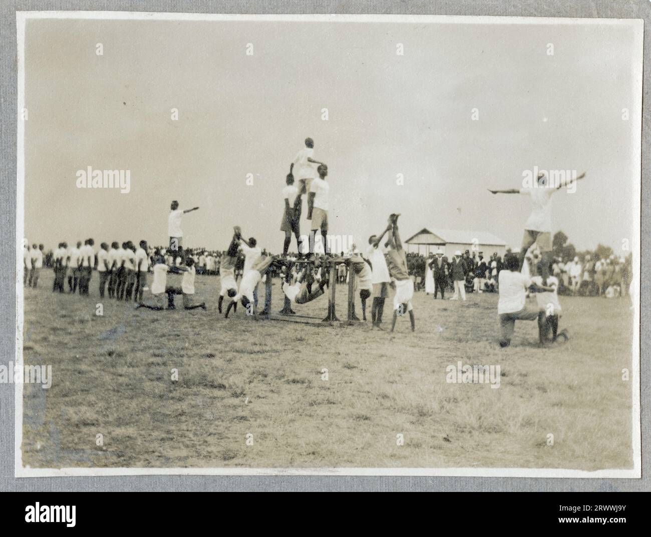 Dieses Bild zeigt zwei Teams, die sich bei einem Schlepper gegeneinander ziehen. Eine multirassische Menschenmenge spektiert. Eine weitere Kopie beschreibt das Bild als Gefängniswärter vs. K.A.R. beim East African Police Sports, 25. August 1917. Stockfoto