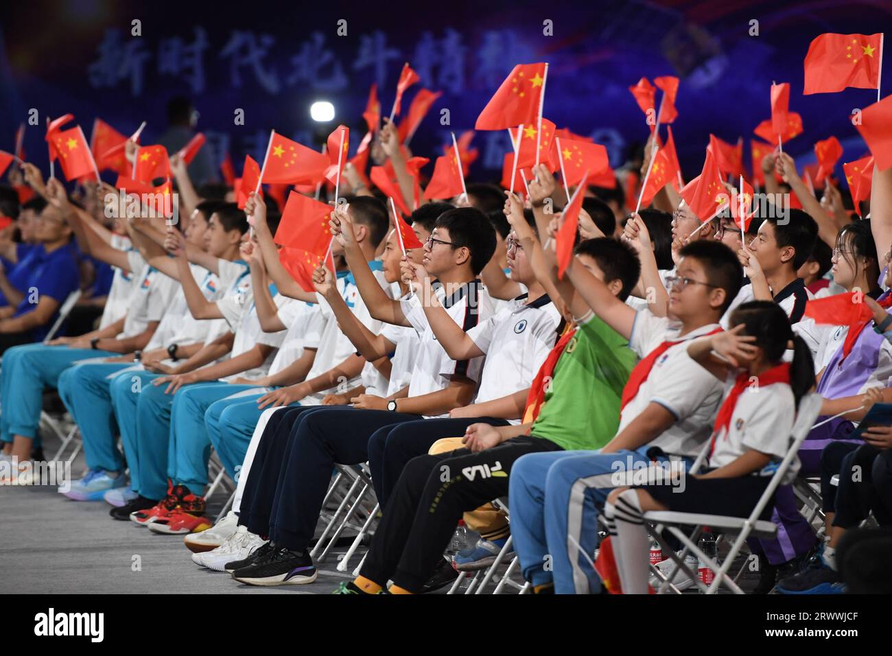 (230921) -- PEKING, 21. September 2023 (Xinhua) -- Studenten besuchen die vierte Live-Klasse der Serie 'Tiangong Class' an der Beihang Universität in Peking, Hauptstadt Chinas, 21. September 2023. Die vierte Live-Klasse von Chinas Raumstation fand am Donnerstagnachmittag statt und wurde von den Shenzhou-16 Astronauten Jing Haipeng, Zhu Yangzhu und GUI Haichao an Studenten auf der Erde geliefert. Fünf Unterrichtsräume befinden sich auf dem Boden, darunter einer an der Beihang-Universität in Peking. Dies war die erste wissenschaftliche Vorlesung, die vom Mengtian Labormodul der Raumstation Tiangong gehalten wurde und die vierte im Tiangong Cl Stockfoto