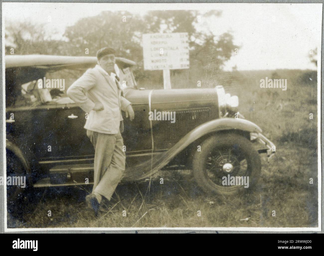 Porträt eines Suk-Stammesmannes im Profil, der traditionelle Kleidung über einem Strickpullover trägt. Er trägt eine Kette aus Perlen, auf seinem teilweise rasierten Kopf ist ein Haarbüschel und er hat einen großen Ring durch seine Unterlippe. Originaltitel des Manuskripts: Suk. Stammeshalterung. Stockfoto