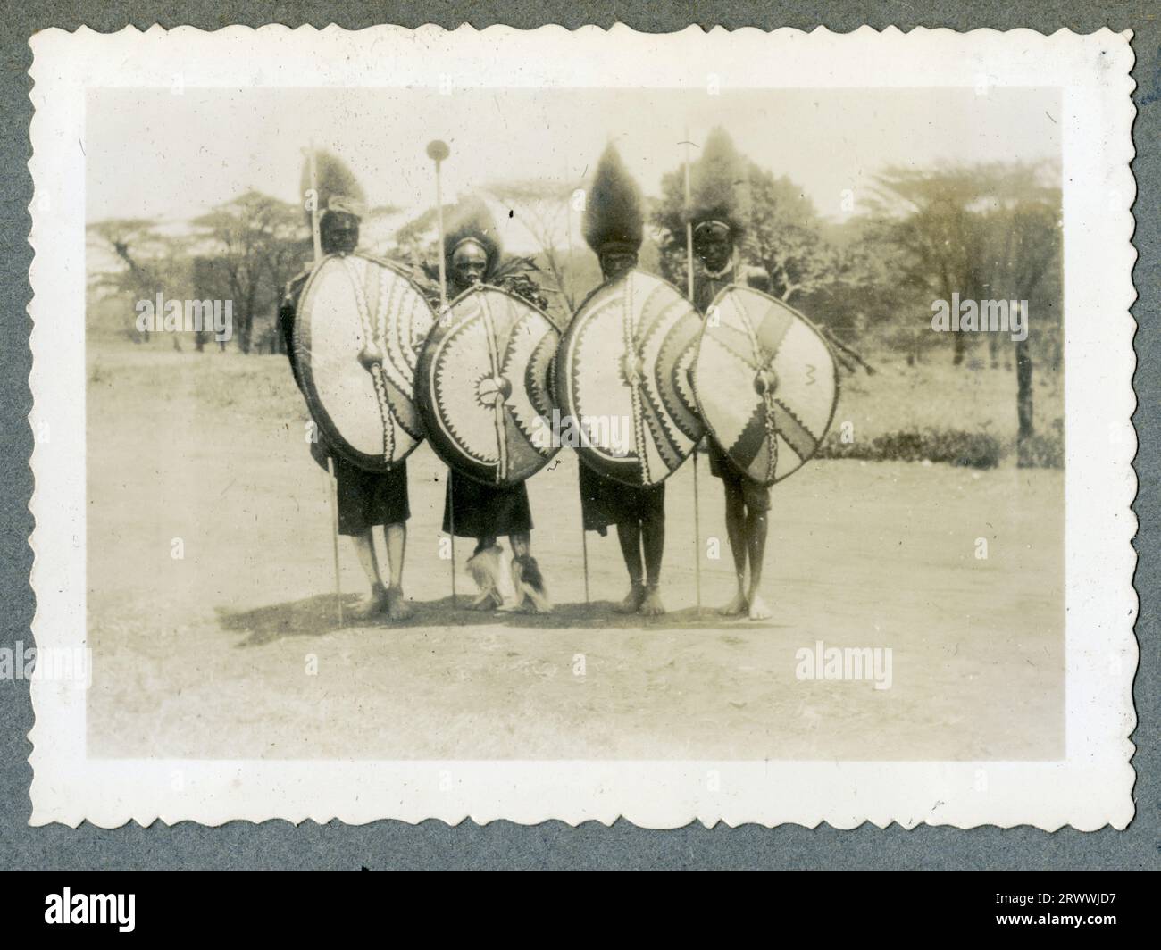 Eines von vier Bildern von verkleideten Nandi-Stammesangehörigen, die 1930 in Paul Hoeflers Film „Africa Speaks“ zu sehen waren. Dies war der erste Tonfilm Afrikas, der über eine 14-monatige Reise von Hoefler und seiner Gruppe, der Colorado African Expedition, von der Ost- zur Westküste gedreht wurde. Stockfoto Eines von vier Bildern von verkleideten Nandi-Stammesangehörigen, die 1930 in Paul Hoeflers Film „Africa Speaks“ zu sehen waren. Dies war der erste Tonfilm Afrikas, der über eine 14-monatige Reise von Hoefler und seiner Gruppe, der Colorado African Expedition, von der Ost- zur Westküste gedreht wurde. Stockfoto
