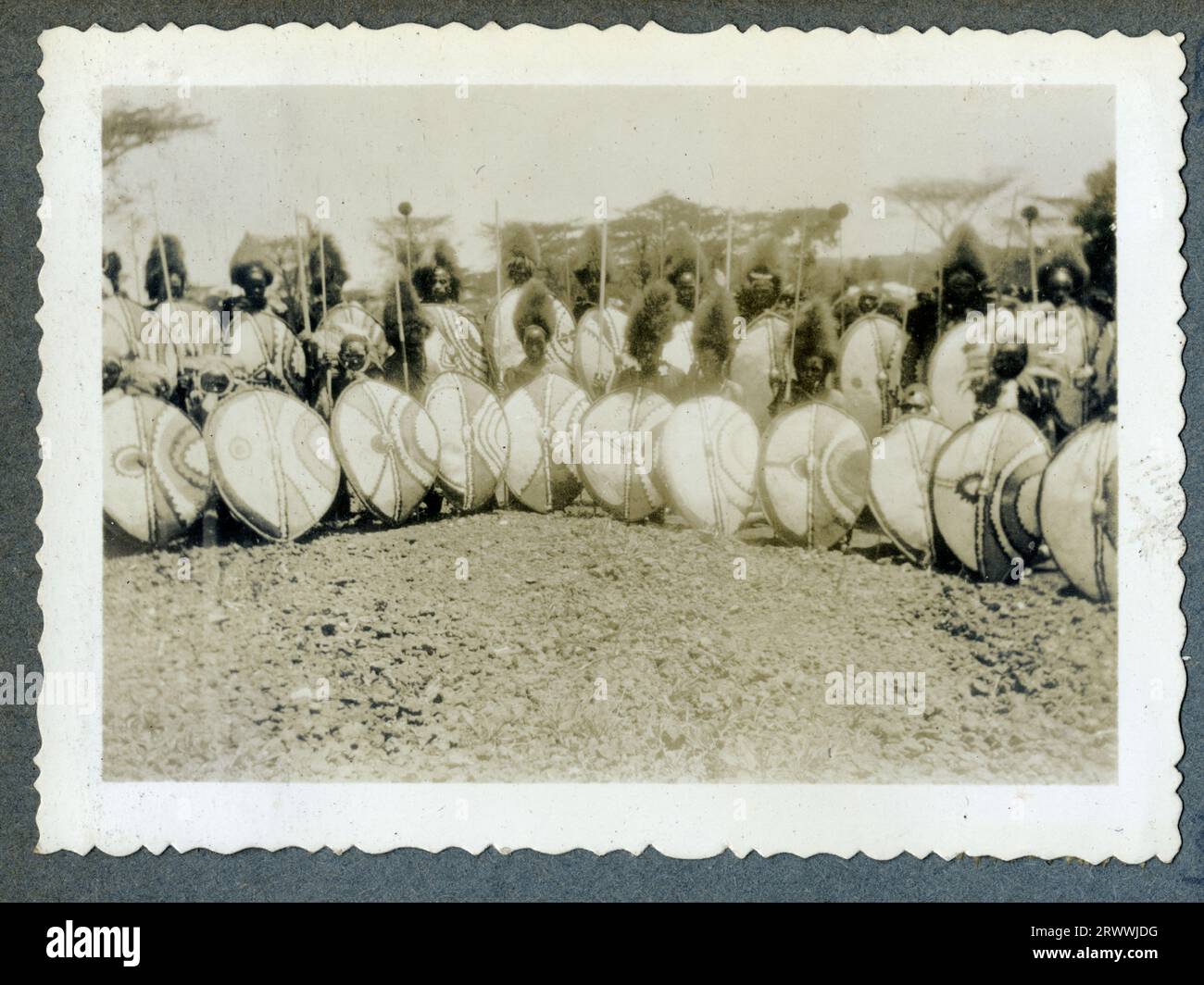 Eines von vier Bildern von verkleideten Nandi-Stammesangehörigen, die 1930 in Paul Hoeflers Film „Africa Speaks“ zu sehen waren. Dies war der erste Tonfilm Afrikas, der über eine 14-monatige Reise von Hoefler und seiner Gruppe, der Colorado African Expedition, von der Ost- zur Westküste gedreht wurde. Stockfoto Eines von vier Bildern von verkleideten Nandi-Stammesangehörigen, die 1930 in Paul Hoeflers Film „Africa Speaks“ zu sehen waren. Dies war der erste Tonfilm Afrikas, der über eine 14-monatige Reise von Hoefler und seiner Gruppe, der Colorado African Expedition, von der Ost- zur Westküste gedreht wurde. Stockfoto