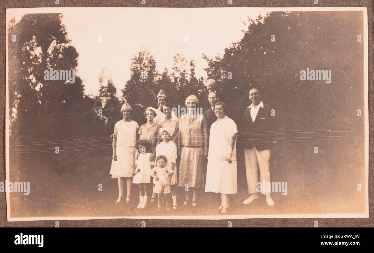 Blick auf das Kapsabet Court House, ein einstöckiges Gebäude inmitten von Bäumen, mit einer kleinen Anzahl afrikanischer Männer, die Wartungsarbeiten auf dem Gelände durchführen. Originaltitel: Local Native Council Court House Kapsabet. Stockfoto