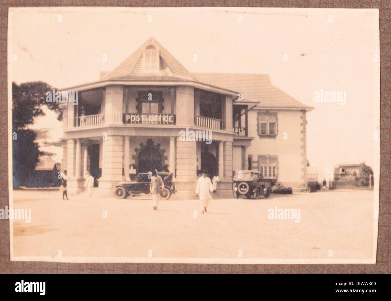 Lehrling der Abteilung für öffentliche Arbeiten, der neben einer fertigen, hohen Kommode steht. Eine weitere Kopie nennt den Mann Makongoro wa Kusaga und nennt das Datum Januar 1916. Stockfoto