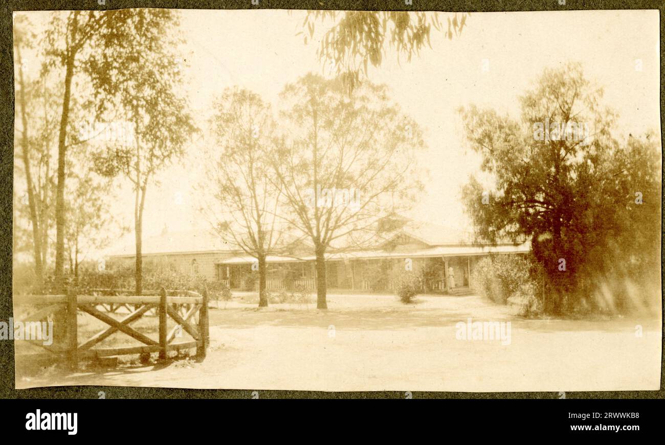 Landschaftsblick über offenes Gelände zu einer Gruppe von einstöckigen Gebäuden, die hinter Bäumen geschützt sind. Originaltitel des Manuskripts: Nakuru Hotel. Stockfoto