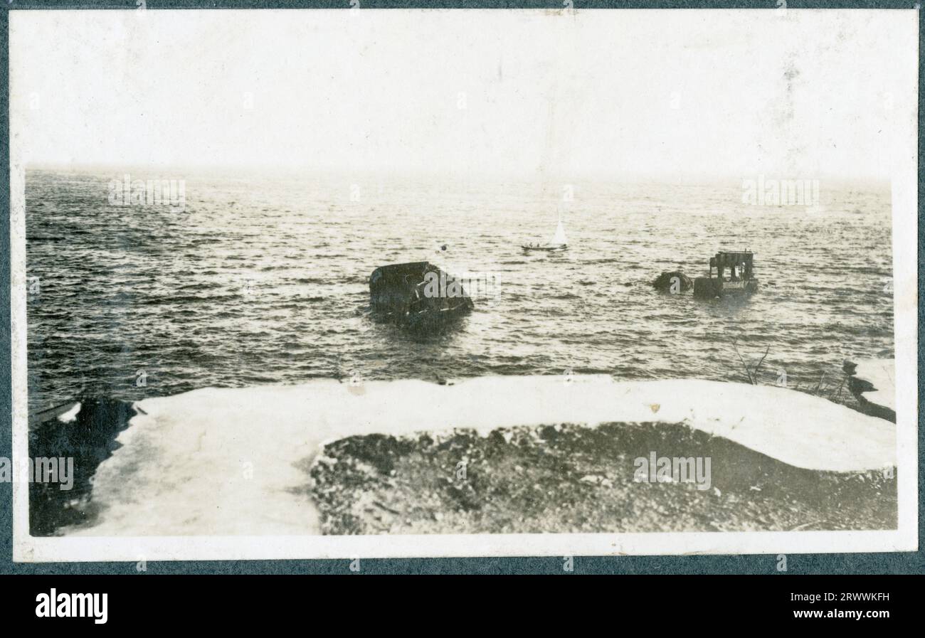 Blick von der Küste bis zum Meer, mit mehreren aus dem Wasser ragenden Eisenstrukturen. Originaltitel: Wrack des Mombasa Lighthouse. Stockfoto