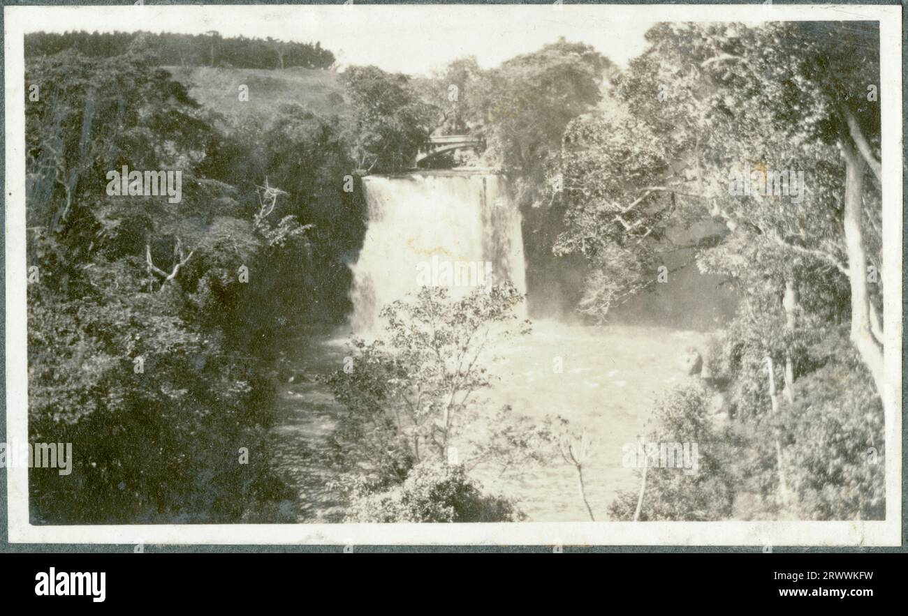 Blick auf die Landschaft der Chania Falls, die Brücke ist oben rechts auf dem Bild zu sehen. Die Aussicht wird von Bäumen eingerahmt. Originalhandschrift: Thika Falls Nr Nairobi B.E.A. Stockfoto