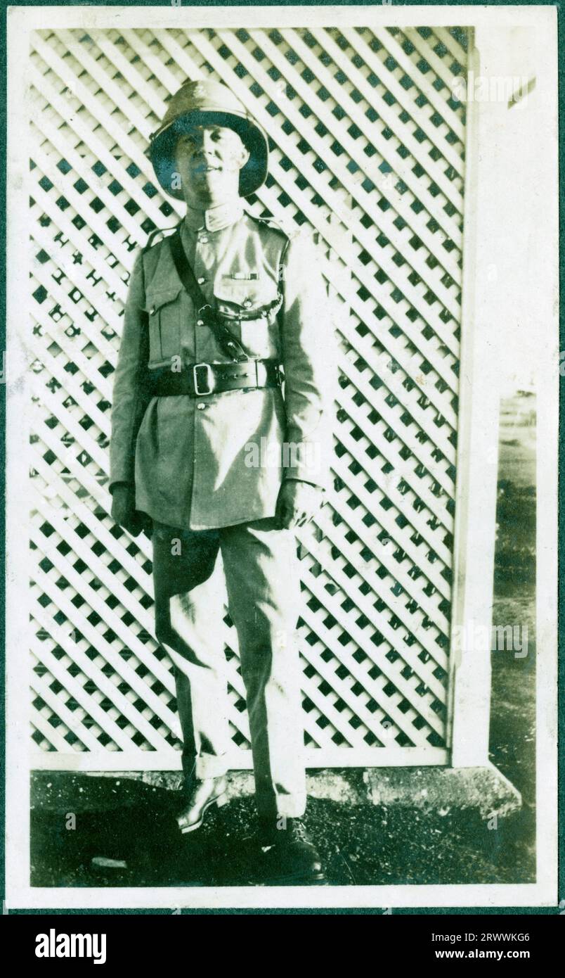 Porträt eines europäischen Mannes in Militäruniform und einem Helm mit Polizeiabzeichen, der vor einem Bildschirm steht. Originaltitel: E.P.C. Thomas, E.A. Police. Stockfoto Porträt eines europäischen Mannes in Militäruniform und einem Helm mit Polizeiabzeichen, der vor einem Bildschirm steht. Originaltitel: E.P.C. Thomas, E.A. Police. Stockfoto