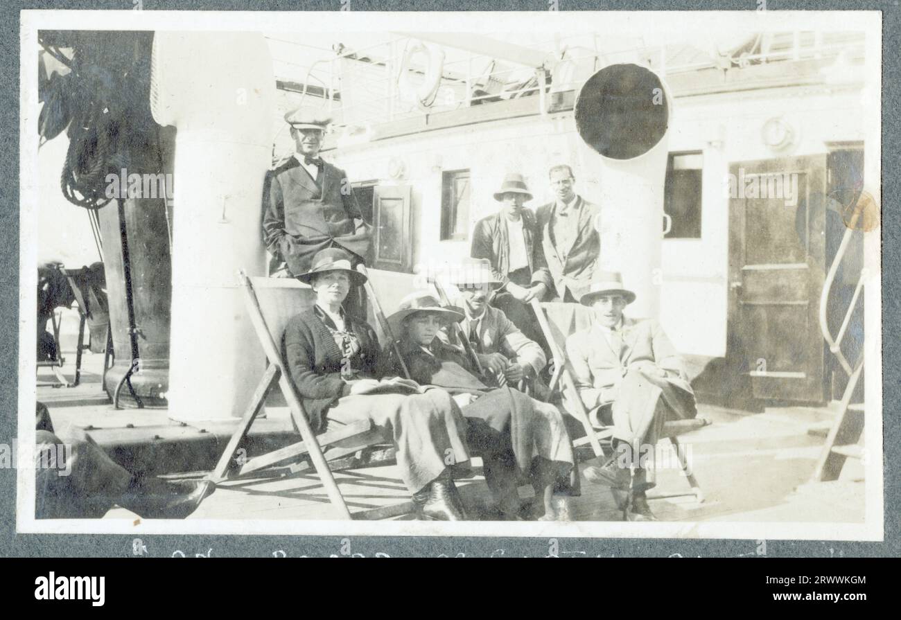 Eine Gruppe von elegant gekleideten Europäern, zwei Frauen und fünf Männer, posieren auf dem Deck der SS-Garth-Burg. Originaltitel: „On Board SS Garth Castle“. Stockfoto