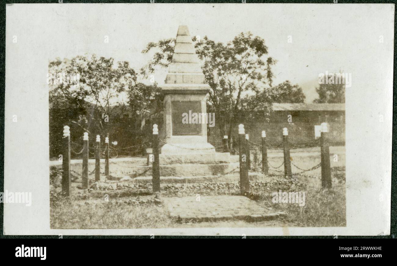 Blick auf das KAR-Denkmal in Zomba für Soldaten, die in Somaliland um 1903 bis 1907 getötet wurden, aus Stein gebaut und von einem Zaun umgeben. Stockfoto