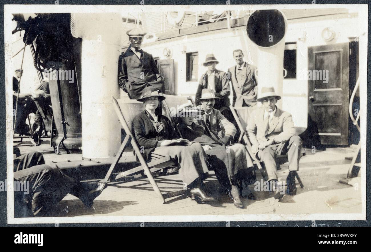 Eine Gruppe von elegant gekleideten Europäern, zwei Frauen und fünf Männer, posieren auf dem Deck der SS-Garth-Burg. Originaltitel: „On Board SS Garth Castle“. Stockfoto
