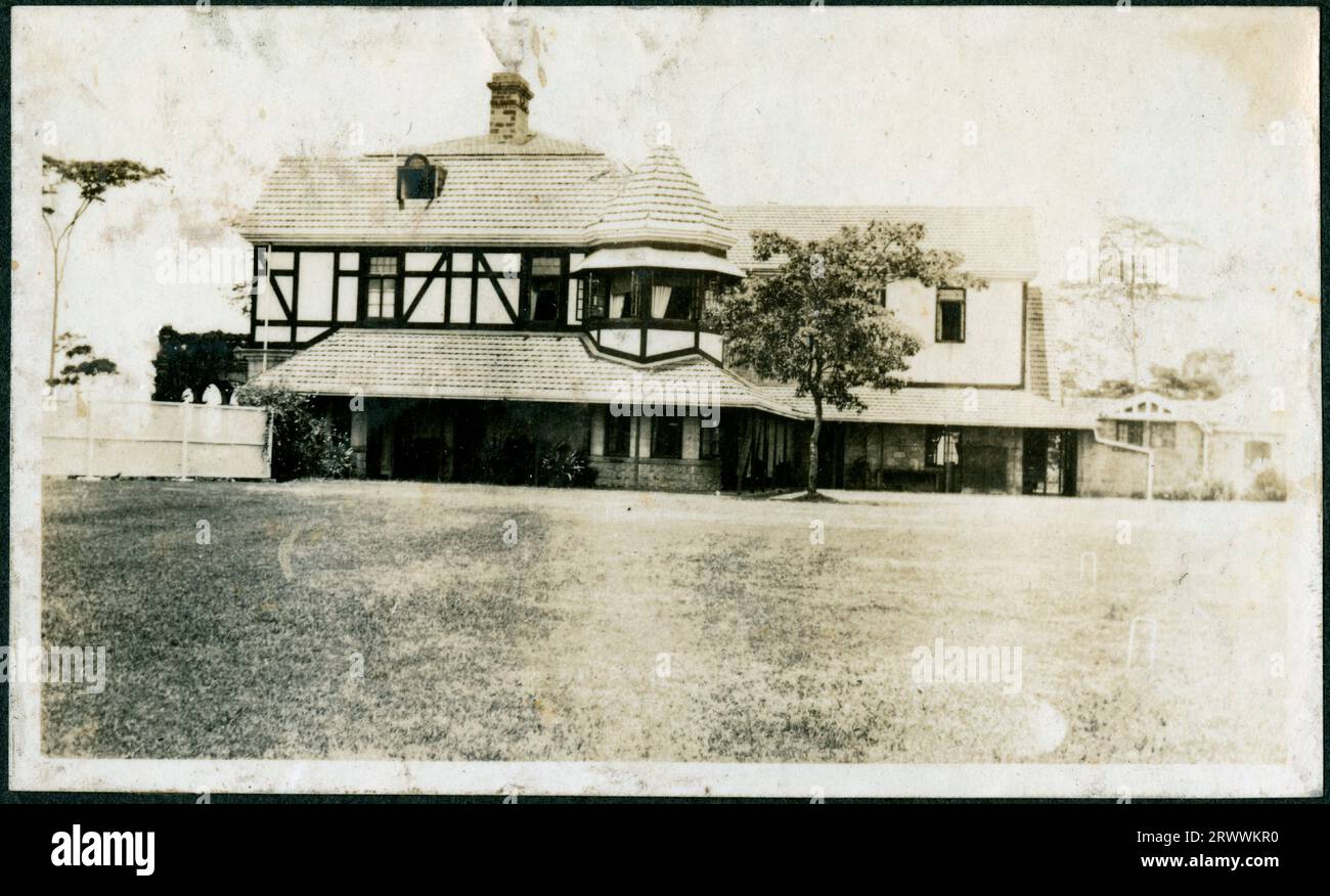 Seitenhöhe des Regierungsgebäudes in Nairobi, von der anderen Seite der Rasenfläche aus gesehen. Originalhandschrift: Governtment [sic] House B.E.A. Stockfoto