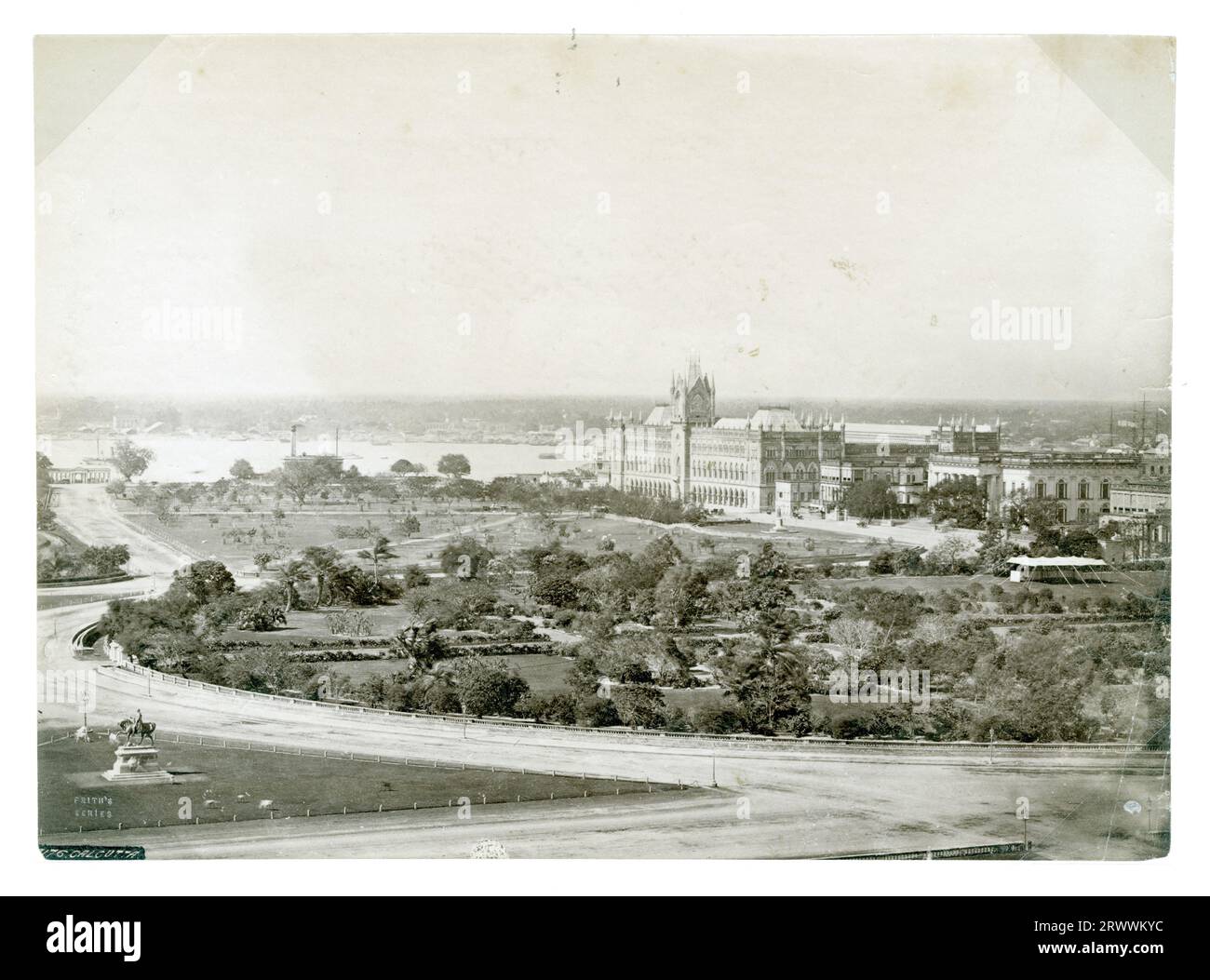 Blick auf den High Court in Calcutta, ein großes Gebäude im neogotischen Stil mit zentralem Turm, umgeben von Landschaftsgärten. Es gibt einen See im Hintergrund mit Booten und eine europäische Gedenkstatue eines Mannes zu Pferd im Vordergrund. Auf negativ eingeschrieben: Frith's Series [7?]176 Calcutta. Die Überschrift lautet: High Court, Calcutta. Stockfoto