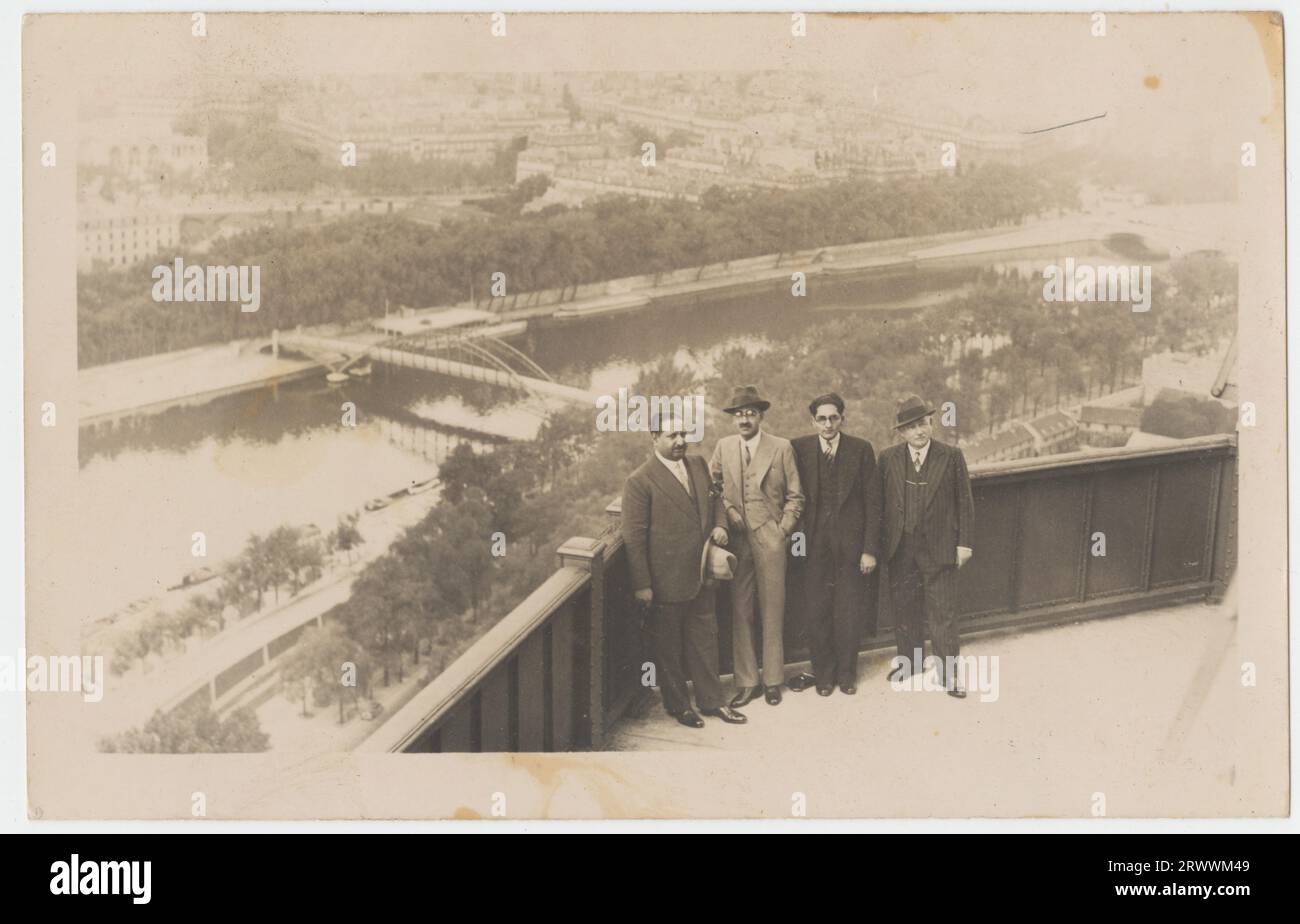 Vier gut gekleidete Männer auf der Aussichtsplattform mit Blick auf Paris. Die Bildunterschrift lautet: 14 - Sir Sikander und andere ( Daultana?) Eiffelturm, Paris, September 1934 Mumtaz Daulatana war ein punjabischer Politiker, der die pakistanische Bewegung in Britisch-Indien unterstützte. Stockfoto