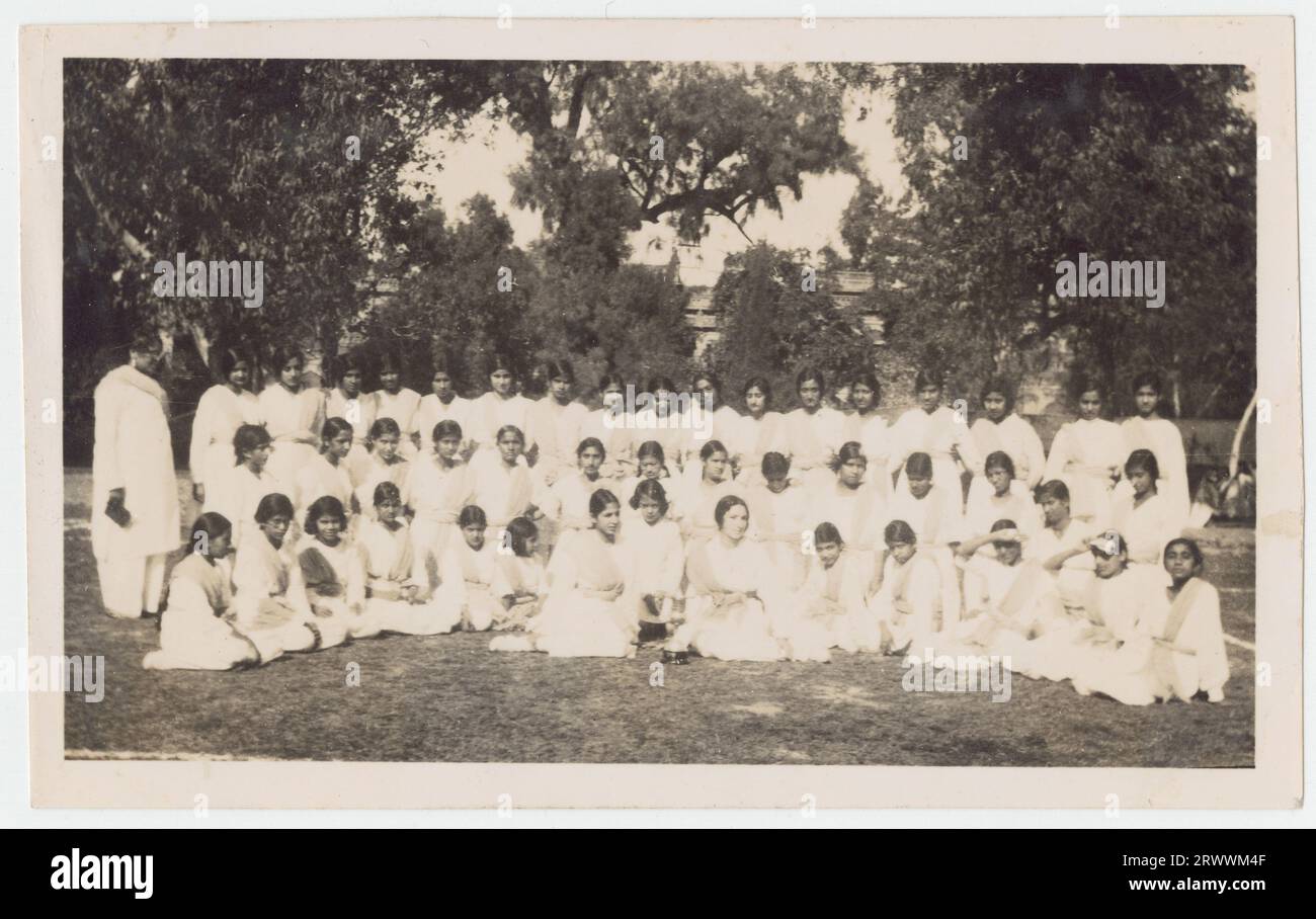 Indische Mädchen im Gruppenfoto. 5: Queen Mary's College, Lahore 1933: Tagore House. Stockfoto