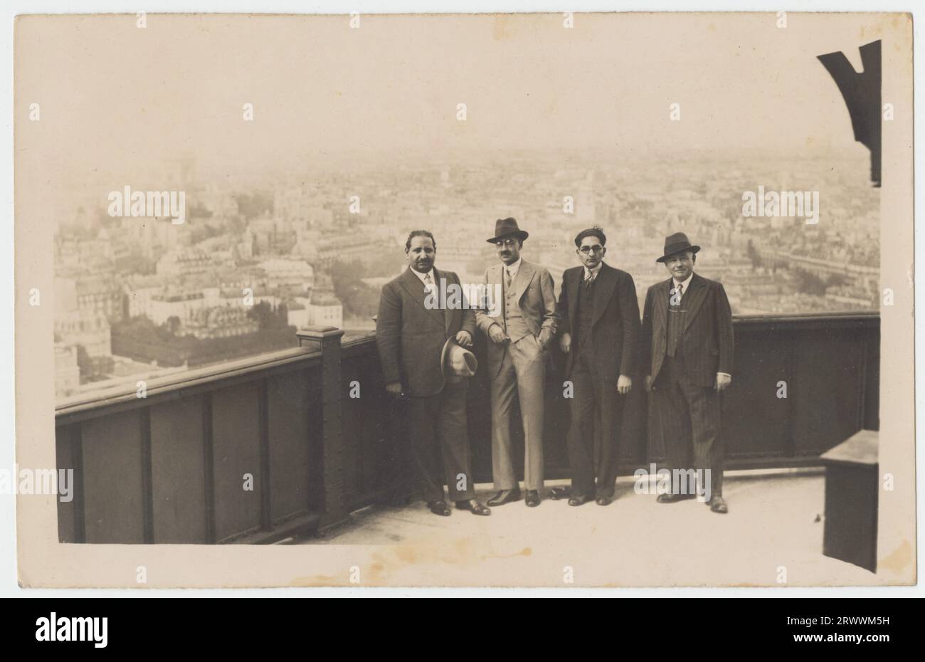 Vier gut gekleidete Männer auf der Aussichtsplattform mit Blick auf Paris. 13 - Sir Sikander und andere (einer ist Daultana I Believe) Eiffelturm, Paris, September 1934 Mumtaz Daulatana war ein punjabi-Politiker, der die pakistanische Bewegung in Britisch-Indien unterstützte. Stockfoto
