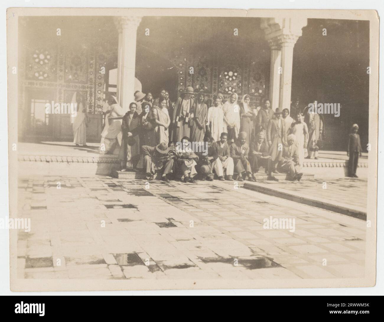 Große Besuchergruppe auf Stufen vor dem Spiegeleingang. Bildunterschrift lautet: 30 - Party of Visitors (GC-Studenten?) Lahore Fort, c 1932 - 33 GC ist die Abkürzung für Government College. Stockfoto