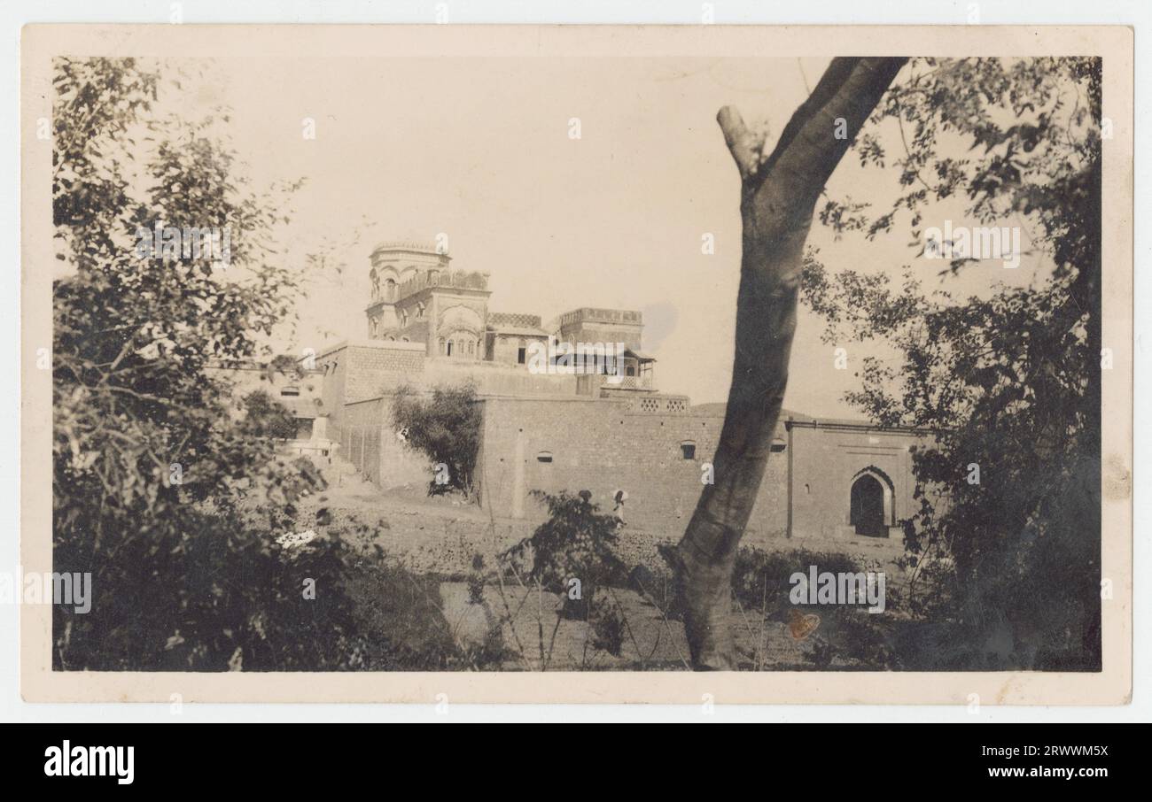 Blick auf die Festung Marrhi. Wah war das Stammhaus von Sir Sikander Hyat Khans Familie. Die Überschrift lautet: 2 - die Festung Marrhi, Hauptsitz der Hyats of Wah, Wah Village, North Punjab um 1933 - 34. Stockfoto