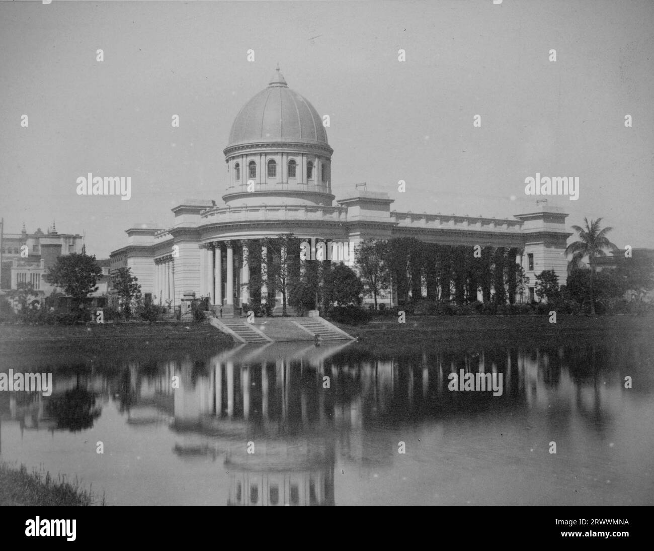 Blick auf das koloniale Gebäude des General Post Office mit seinem Kuppeldach und der Kolonnade, die sich in der Uferpromenade am Dalhousie Square widerspiegelt. Stockfoto