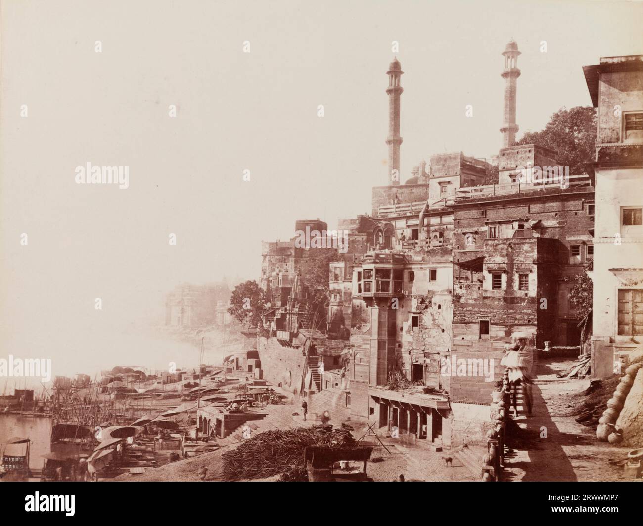 VEW des Panchaganga-Ghats in Benares [Varanasi]. Die Minarette der Alamgir-Moschee, erbaut vom Botschafter Aurangzeb, blicken auf den Ganges. Die Ufer des Flusses sind mit Booten, Sonnenschirmen und Holzhaufen gesäumt. Auf negativ eingeschrieben: Frith's Series. 3028. Benares. Die Bildunterschrift lautet: Ganges River.Burning Ghat. Moschee von Aurangzib, Benares. Stockfoto