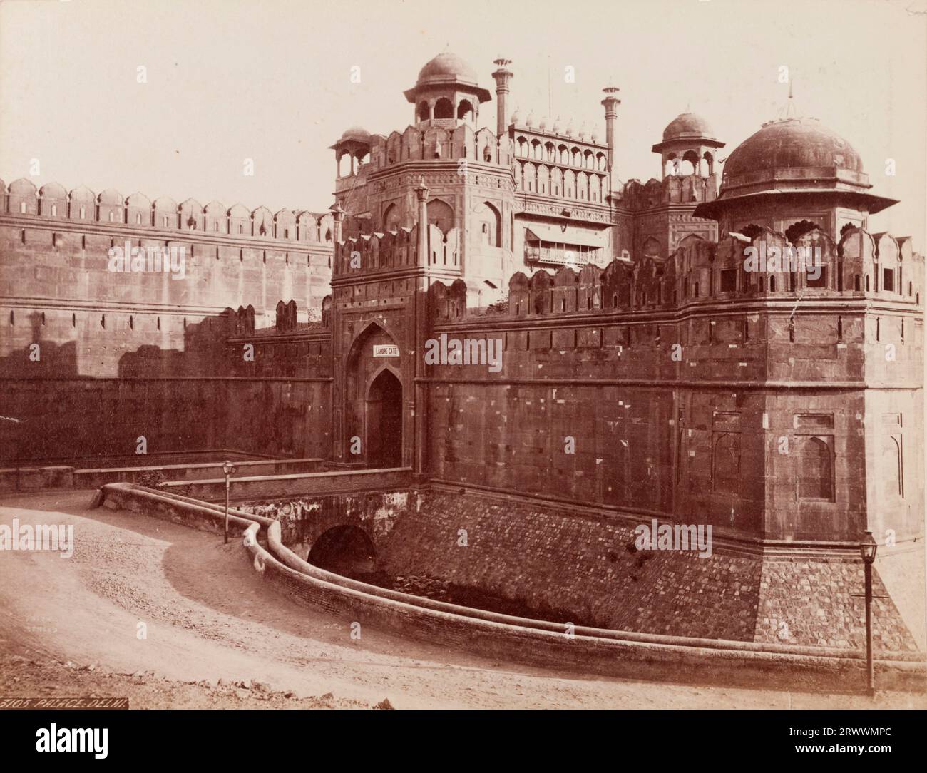 Zugang zum Lahore Gate, dem westlichen Eingang zum Delhi Fort. Die Steinburg hat eine Attika und gewölbte Türme. Negativ beschriftet: Palast 3105; Delhi. Die Bildunterschrift lautet: Lahore Gate, Eingang zum Palast, Delhi. Stockfoto