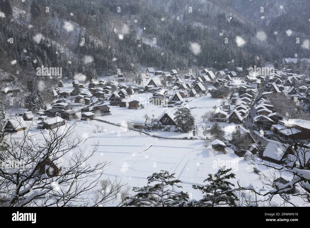 Shirakawa-Go im Schnee von der Ogimachi Castle Ruinen Observatory Stockfoto