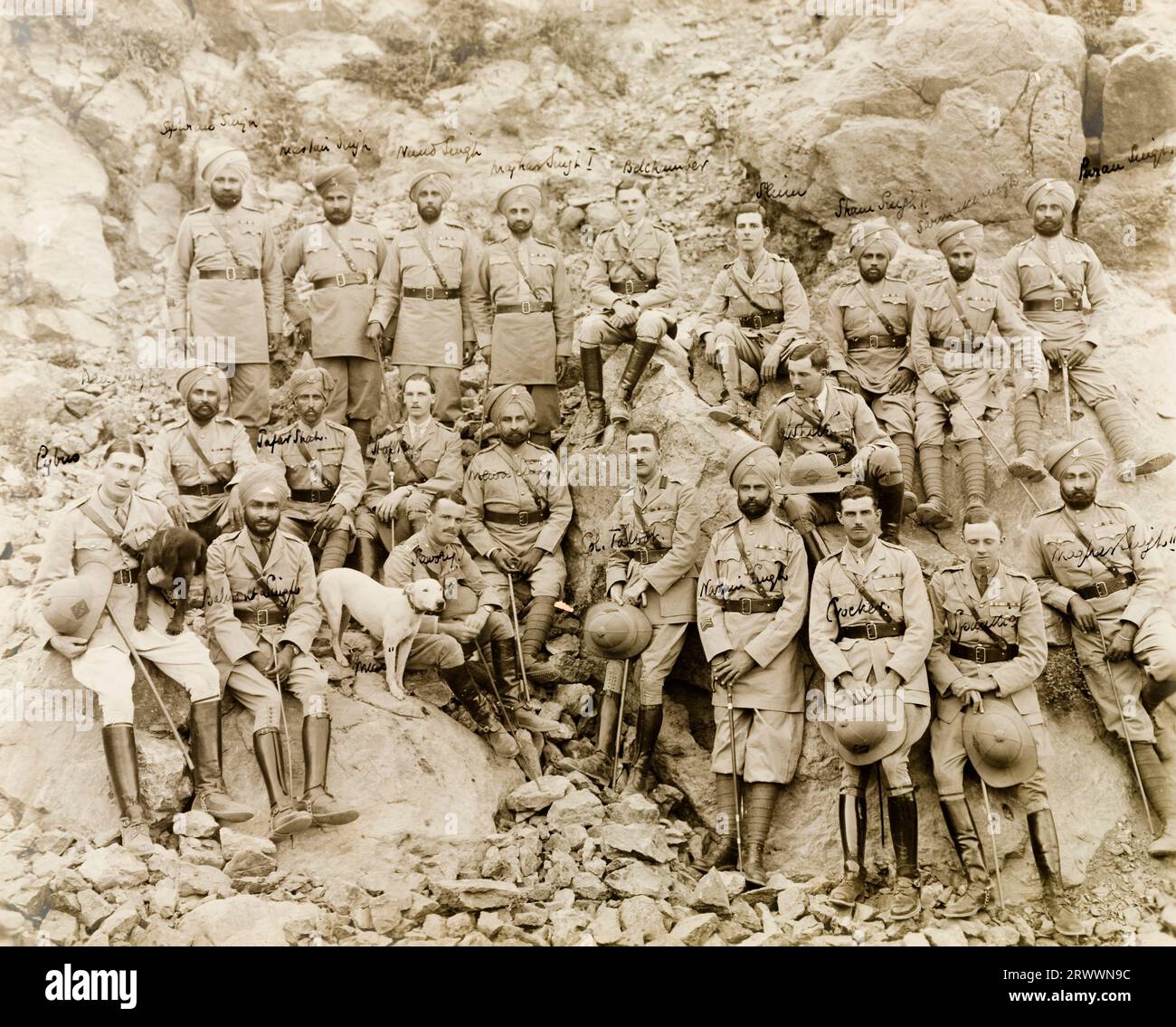 Das 14. Sikh-Regiment posiert für ein Gruppenporträt auf einem felsigen Berghang, gekleidet in Militäruniform und ausgestattet mit Wanderstöcken. Das Bild ist undatiert, stammt aber möglicherweise aus dem Dienst in Mesopotamien am Ende des 1. Weltkriegs oder Anfang der 1920er Jahre Stockfoto