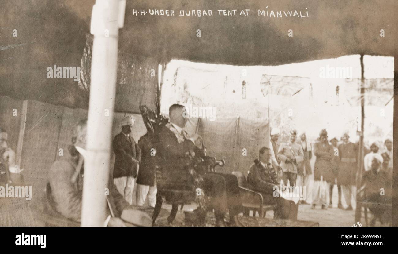 HH Lieutenant Governor Edward Maclagan hielt im Rahmen eines offiziellen Besuchs in der Region eine Ansprache im Durbar-Zelt in Mianwali. Originaltitel: H.H. unter Durbar Zelt bei Mianwali Baljee. Stockfoto