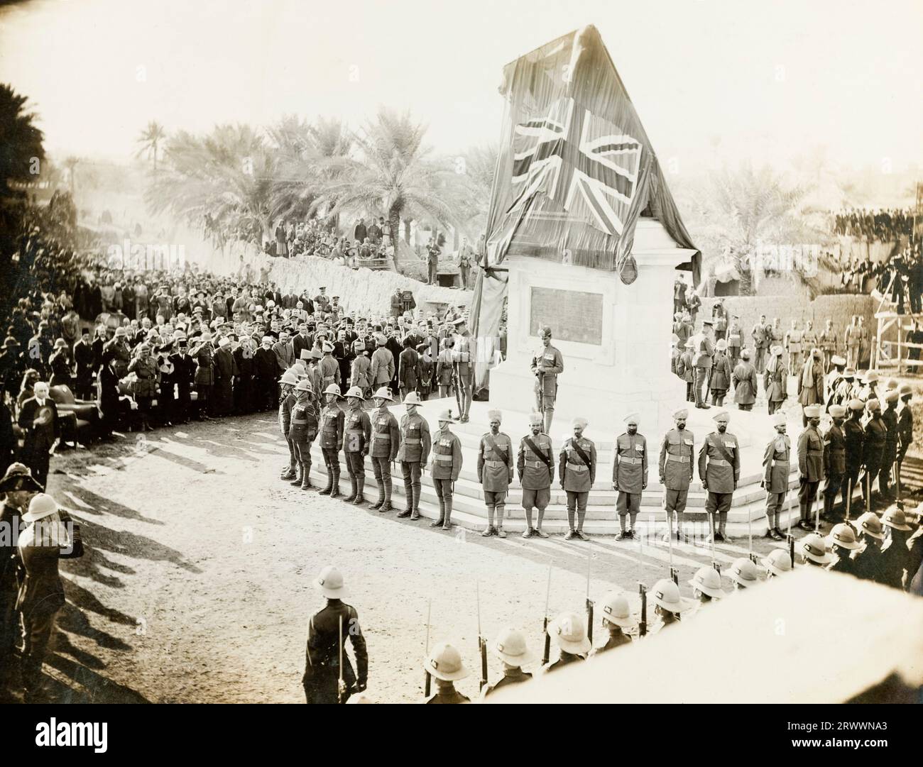 Soldaten des Sikh-Regiments umgeben eine Statue von General Maude, die mit einem Schleier bedeckt ist, der mit dem Union Jack verziert ist. General Maude führte die britischen Truppen an, die Bagdad 1917 eroberten, aber kurz darauf an der Cholera starben. Die Statue wurde 1923 enthüllt, aber 1958 abgerissen. Stockfoto