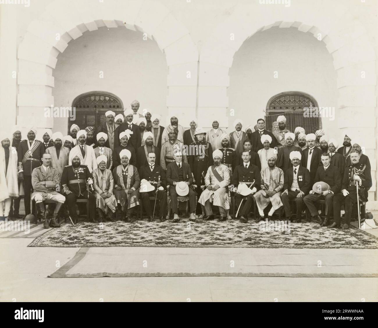 Gruppenfoto von indischen und europäischen Würdenträgern und Soldaten in zeremonieller Kleidung, möglicherweise auf Edward Maclagans Installation als Gouverneur des Punjab. Stockfoto