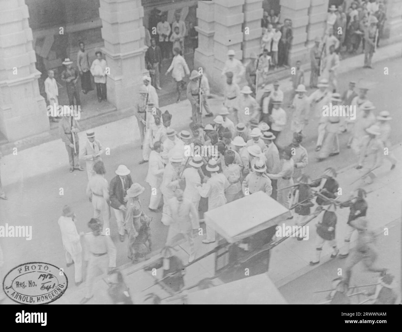 Attentatsversuch auf das Leben des Govenors von Hongkong, Juli 1912. Dieses Foto ist das erste von zwei Fotos, die kurz nach dem Versuch nacheinander aufgenommen wurden. Originalhandschrift: Hong Kong ?1910 Pedder Street- Attentat auf H.G. Sa. 7. Mai. Gouverneur von Hongkong. Direkt nach der Veranstaltung. Stockfoto