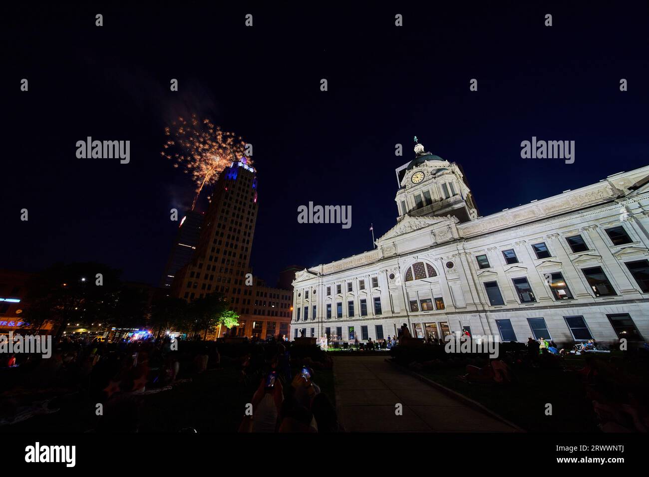 Feuerwerk im Zentrum von Fort Wayne über dem Lincoln Tower mit Blick auf das Allen County Courthouse Stockfoto