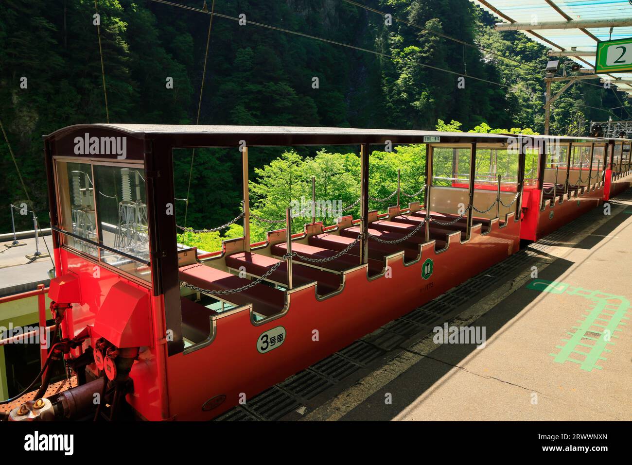 Personenwagen der Trolleybahn der Kurobe Gorge Railway, Toyama, Japan Stockfoto