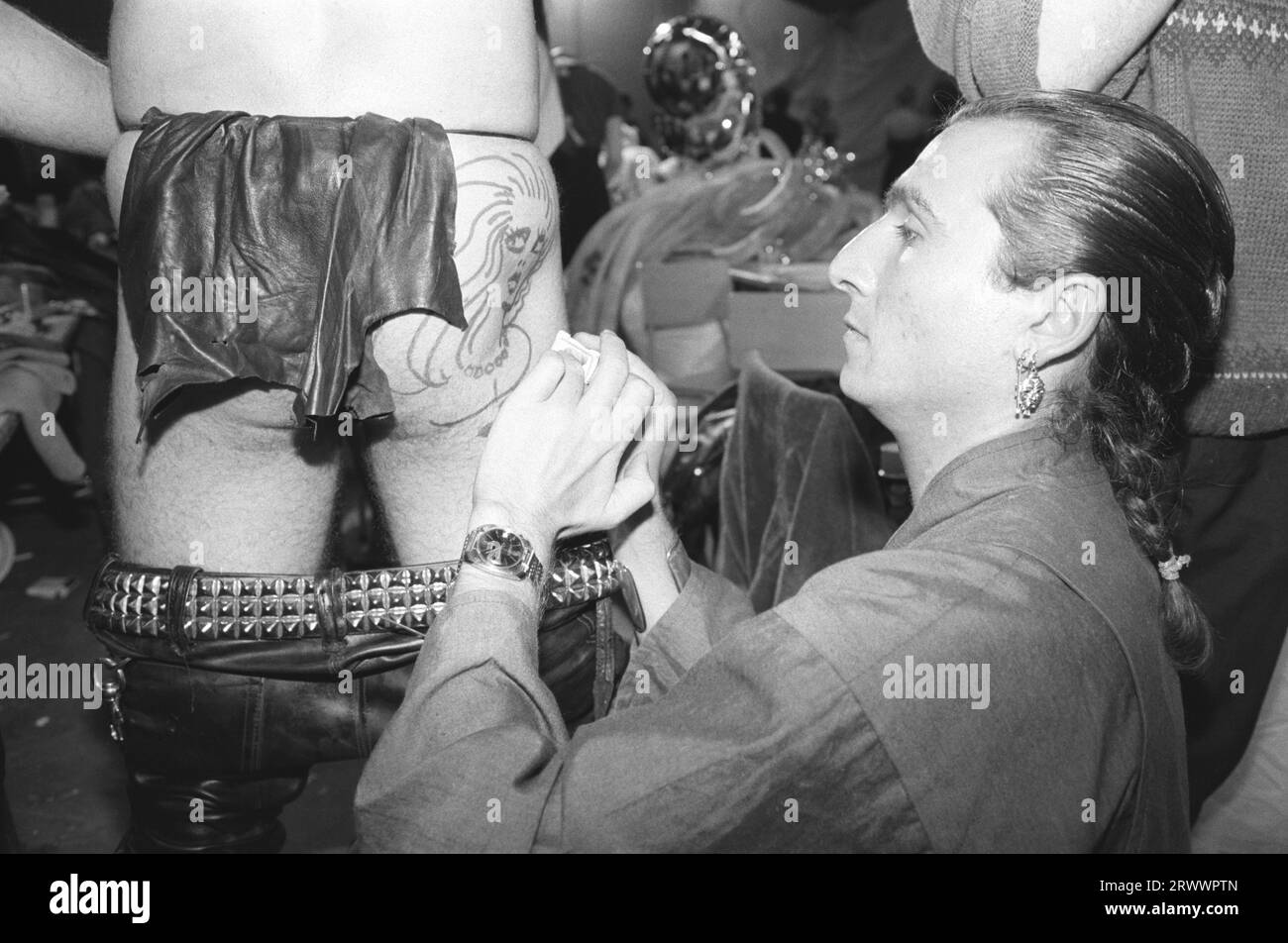 1980er Jahre UK Young Adults nehmen an der Alternative Miss World Wettbewerb Teil Backstage Contestants and Friends Getting ready to go on Stage in the Grand Hall, Olympia, West London England 1981 HOMER SYKES Stockfoto