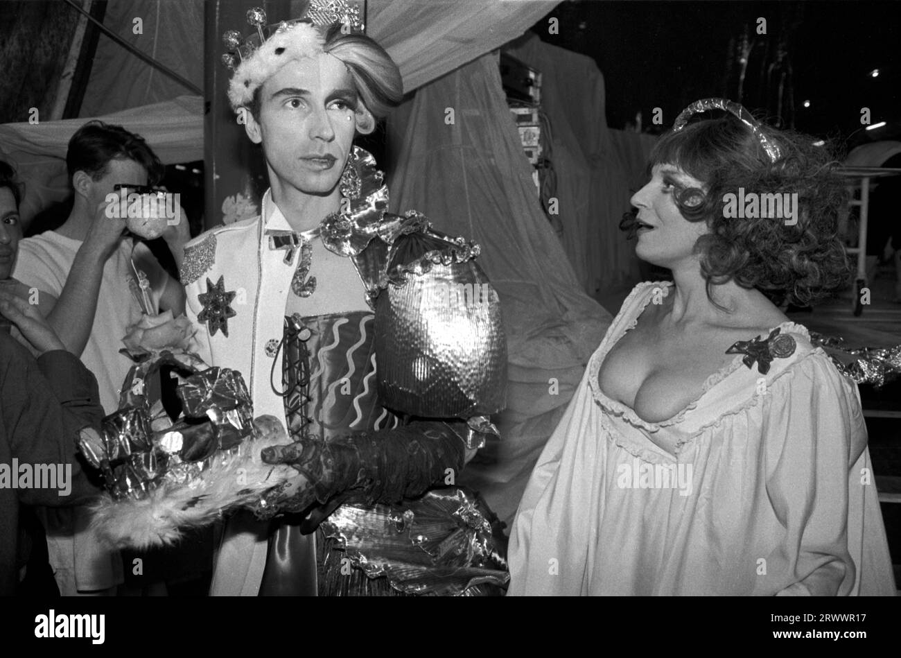 Andrew Logan, der als Halbmann halb Frau gekleidet ist, ist der Künstler und Organisator der Alternative Miss World, einem pansexuellen Schönheitswettbewerb mit der Schauspielerin Fenella Fielding, (1927–2018) Backstage hält er die Krone, die er auf den Kopf des Gewinners legt. Olympia, West London 1981. 1980ER JAHRE UK HOMER SYKES Stockfoto
