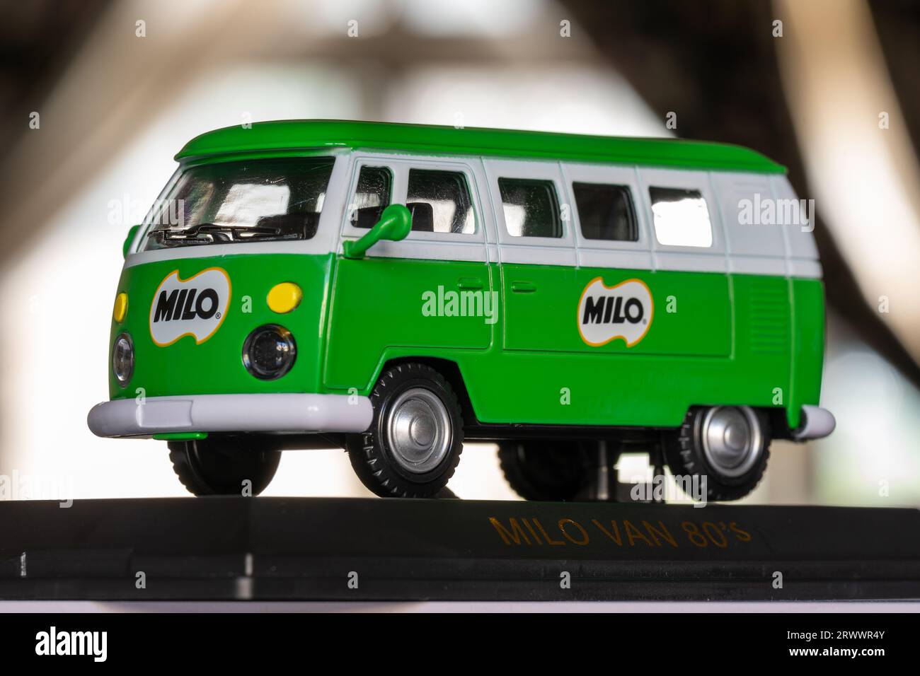 Kuala Lumpur, Malaysia - 22. September 2023: Grüne MILO Minivans zur Sammlung. Selektiver Fokus. Stockfoto