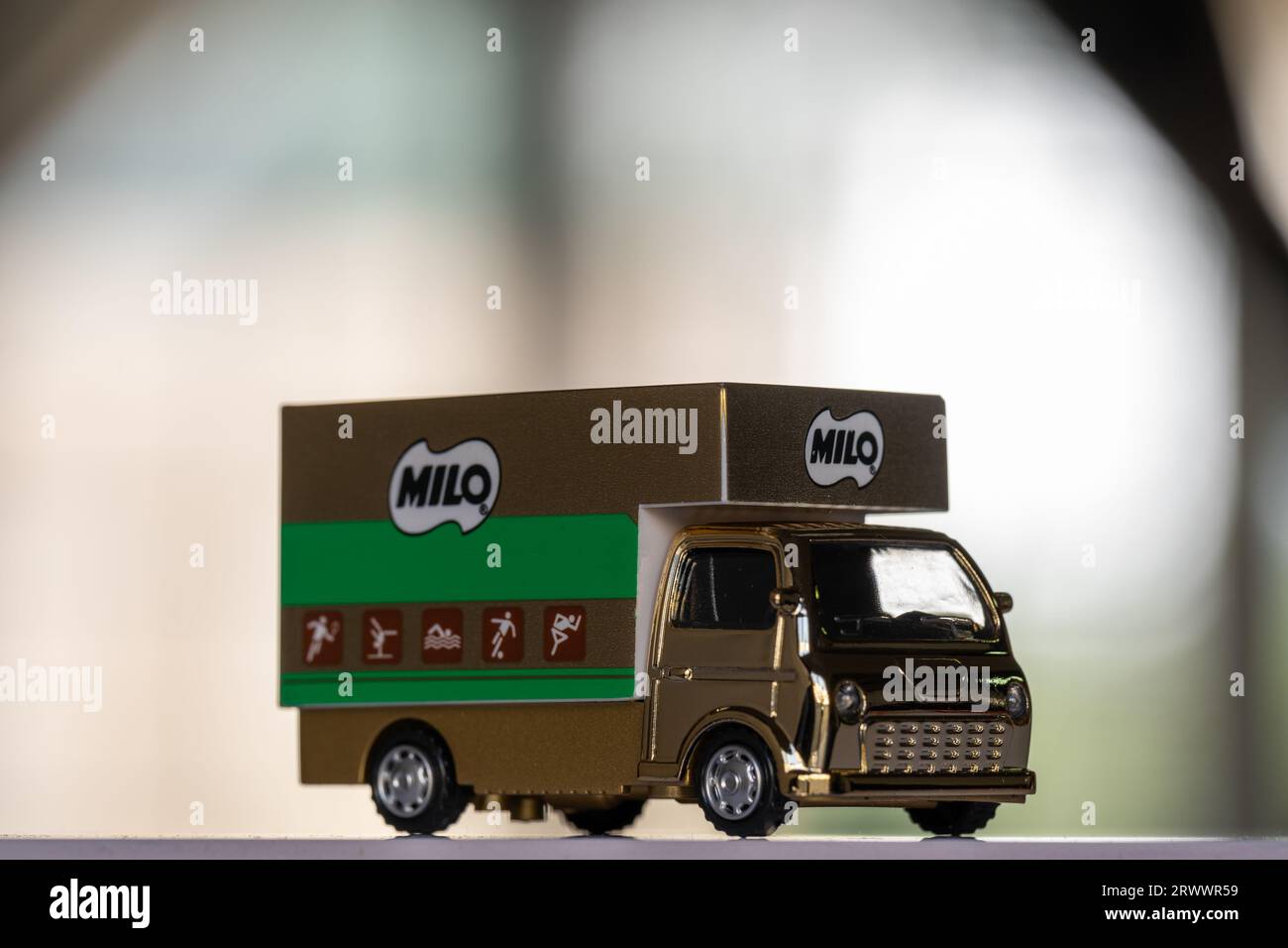 Kuala Lumpur, Malaysia - 22. September 2023: MILO Mini Vans Gold Edition zur Sammlung. Stockfoto