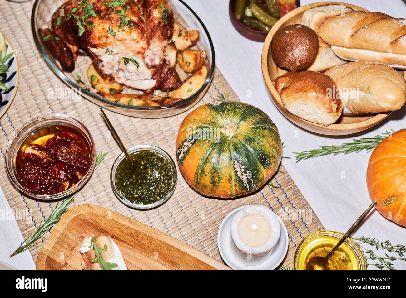 Nahaufnahme des Kürbisdekors am festlichen Esstisch zu Thanksgiving, mit Kamerablitz und Kopierplatz Stockfoto