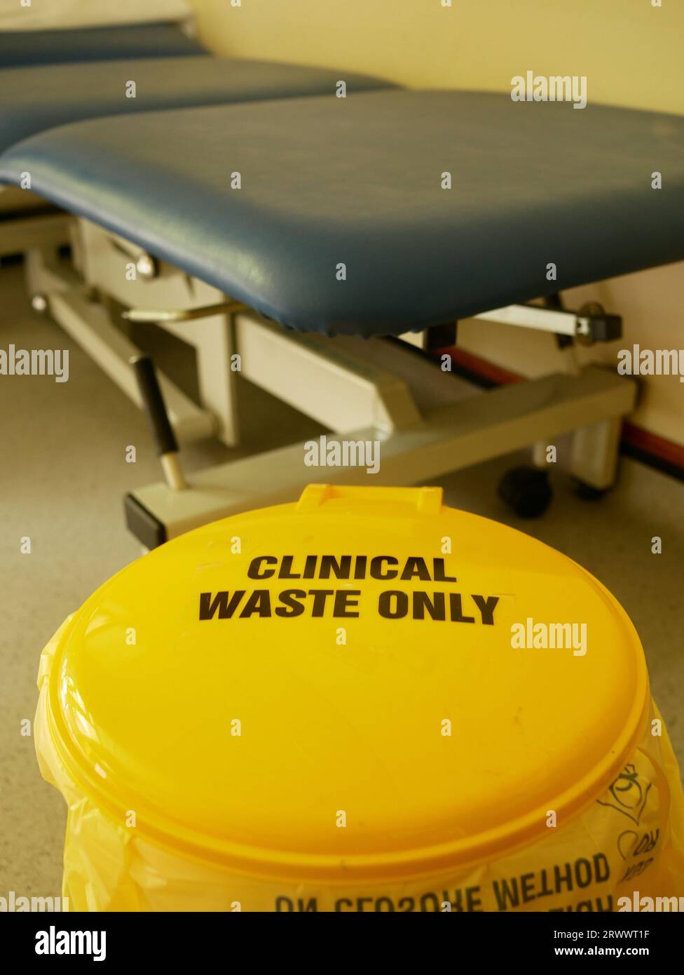 Klinischer Abfallbehälter in einem Arztuntersuchungsraum. Stockfoto