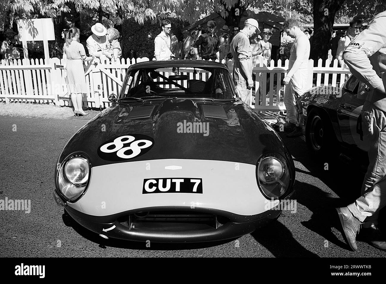 1961 Jaguar E-TYPE „halbleicht, angetrieben von Richard Kent/Nicolas Minassian im Royal Automobile Club TT Celebration-Rennen auf der Goodwood Re Stockfoto