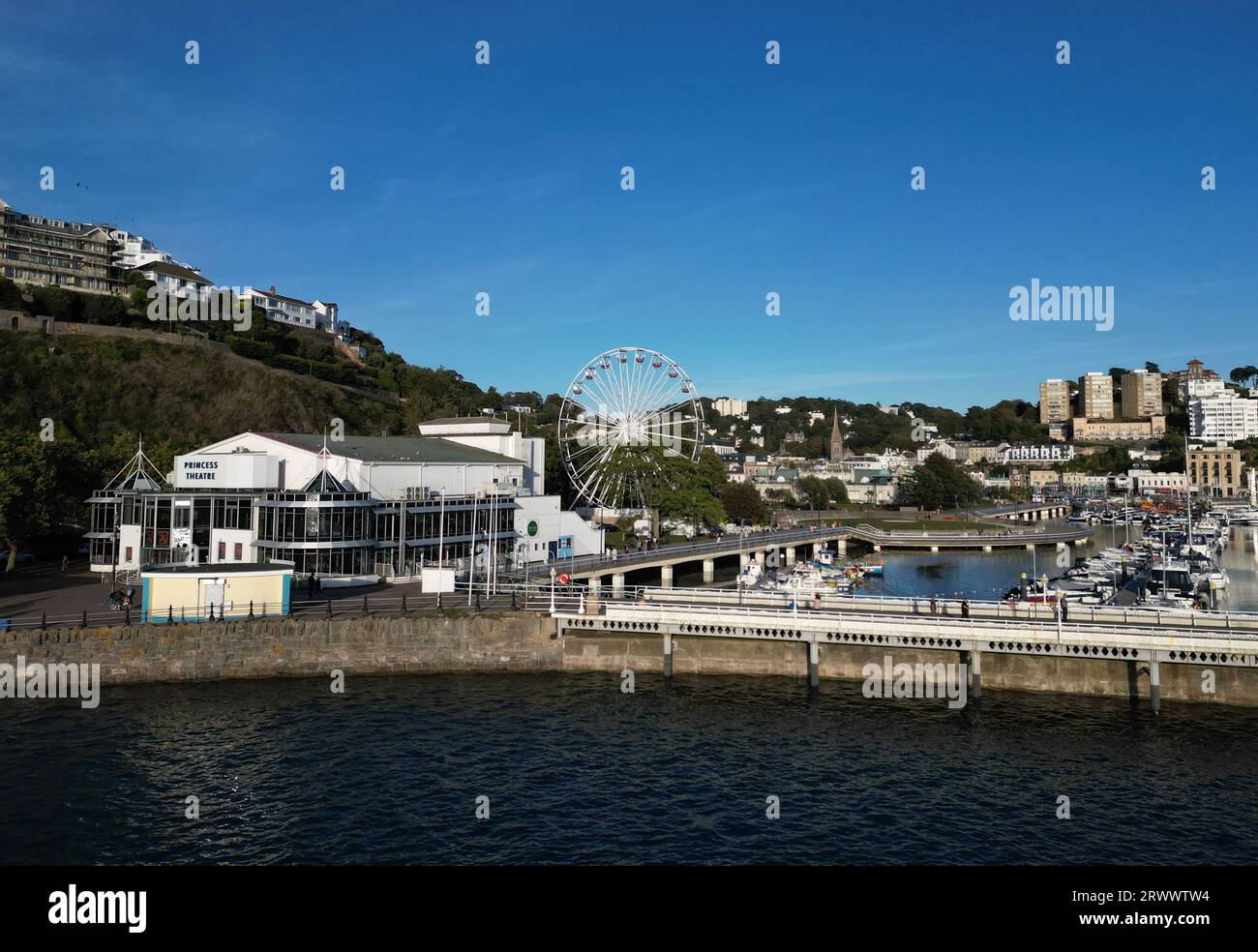 Torquay, Torbay, South Devon, England: BLICK AUF DROHNEN: Torquay Marina, English Riviera Wheel und die Stadt. Torquay ist ein beliebtes Ferienresort in Großbritannien. Stockfoto