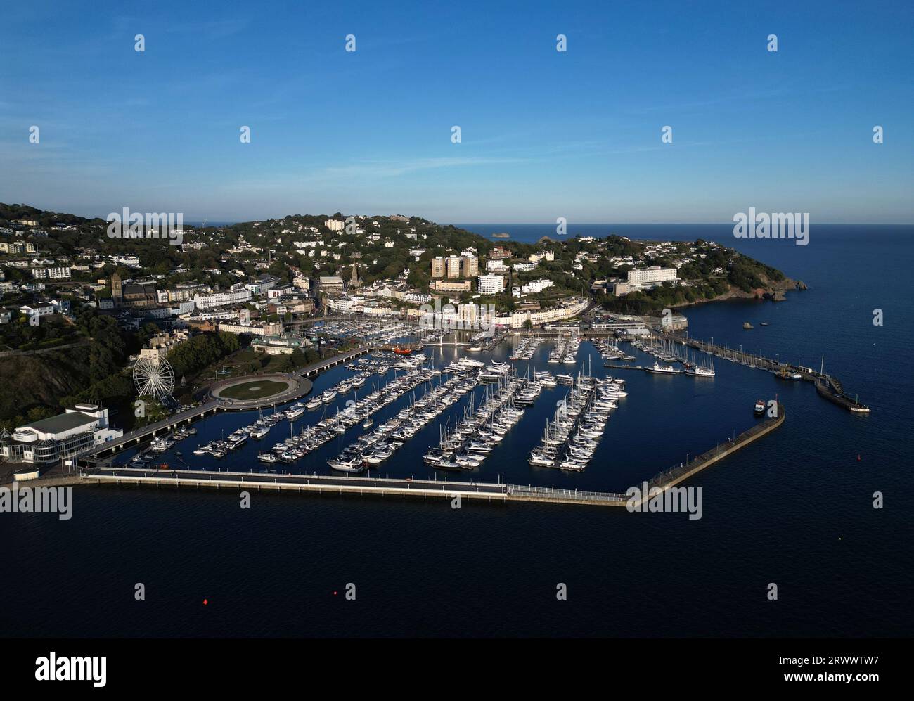 Torquay, Torbay, South Devon, England: BLICK AUF DROHNEN: Torquay Yachthafen, angelegte Boote und die Stadt. Torquay ist ein beliebtes Ferienresort in Großbritannien. Stockfoto